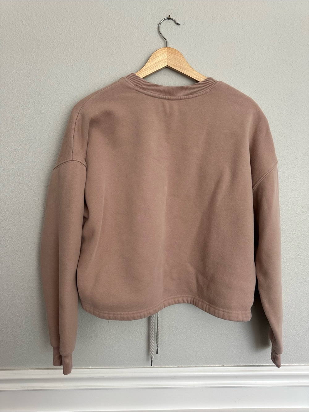 Vuori Cropped Crewneck Sweatshirt in Light Mauve - Picture 4 of 5